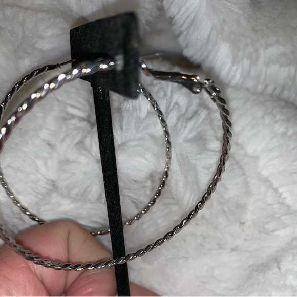 4 pairs of woman earrings - Picture 2 of 14